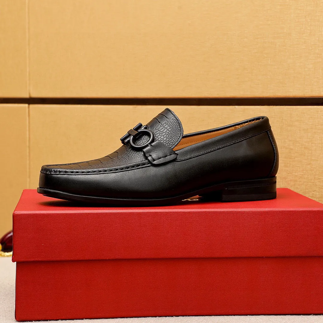 Men's shoes 💰480💰 💐 Product trademark: Ferragamo "Ferragamo" casual leather shoes Regular size: 38-44 (45🉑️customized) Product materials: Selected imported first-layer calfskin embossed upper + luxury hardware buckle, imported water-dyed cow leather lining. Strong three-dimensional visual effect, original outsole color: 1⃣️color optional